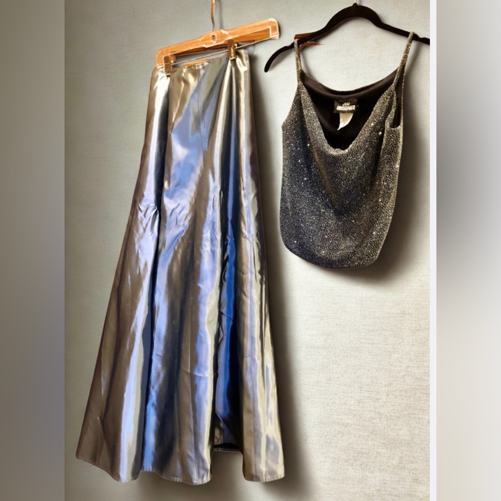2-piece Sparkling silver strappy shirt and Flowy skirt. size 6 Woman’s. EUC